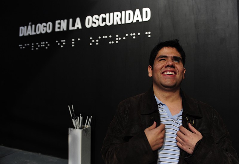 Master trainer, José Marcias, at the entrance of Dialogue in the Dark  at the Ciudad Cultural Konex, Buenos Aires, Agrentina  (copyright DSE)